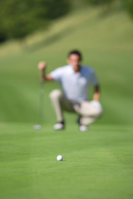 西方人,一个人,蹲,竖图,室外,白天,正面,锻炼,旅游,度假,安全,运动,草地,草坪,植物,欧洲,欧洲人,仅一个男性,仅一个人,握,阴影,服装,朦胧,模糊,光线,高尔夫,高尔夫球,影子,球场,防护,拿,拿着,休闲装,娱乐,高尔夫球场,草,树,树木,仅一个年轻男性,衣服,绿色,阳光,自然,手套,享受,休闲,休闲服,放松,握着,服饰,生长,成长,保护,高尔夫球杆,室外运动,保险,绿茵场,户外运动,高尔夫运动,高尔夫球具,保全,周全,安稳,安定,防护手套,平安,高尔夫球运动,男人,男性,年轻男性,白种人,蹲着,彩图,全身,健身,高尔夫手套