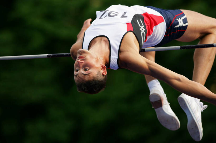 西方人,一个人,运动员,跳,横图,室外,白天,仰视,运动服,运动鞋,锻炼,运动,跳高,植物,鞋子,欧洲,欧洲人,仅一个男性,仅一个人,弯腰,阴影,服装,朦胧,模糊,光线,影子,半空,注视,树,树木,仅一个年轻男性,衣服,绿色,阳光,自然,观察,看,服饰,生长,成长,观看,休闲鞋,察看,衣着,穿着,关注,弯身,衣饰,横杆,体育,跳高运动,男人,男性,年轻男性,白种人,体育运动员,运动选手,跳跃,半身,彩图,低角度拍摄,健身,运动装