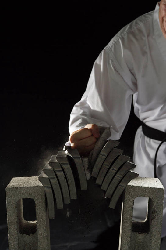 东方人,一个人,运动员,站,竖图,室内,白天,正面,锻炼,运动,建材,武术,建筑,亚洲,仅一个男性,仅一个人,一排,黑色背景,服装,整齐,材料,混凝土,黄种人,水泥,排列,仅一个年轻男性,衣服,白色,站着,摄影,建造,服饰,影棚,堆,劈,衣着,穿着,队列,搏击,空手道,柔道服,衣饰,体育,男人,男性,年轻男性,亚洲人,体育运动员,运动选手,站立,半身,彩图,影棚拍摄,健身,拍摄,空手,唐手,武道,练功服