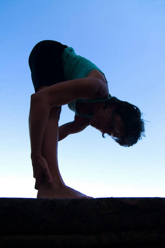 西方人,一个人,站,竖图,室外,白天,仰视,运动服,锻炼,旅游,度假,运动,欧洲,欧洲人,仅一个年轻女性,仅一个女性,仅一个人,伸展,阴影,服装,裤子,光线,影子,墙,背光,注视,娱乐,运动裤,墙壁,墙面,衣服,蓝色,蓝天,天空,阳光,天,低头,观察,看,站着,享受,休闲,放松,舒展,服饰,晴朗,观看,察看,衣着,穿着,关注,室外运动,户外运动,逆光,万里无云,衣饰,年轻女性,女人,女性,白种人,晴空,晴空万里,站立,彩图,低角度拍摄,全身,健身,运动装