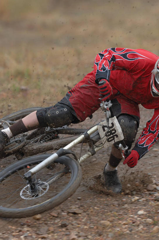 西方人,一个人,运动员,躺,竖图,室外,白天,正面,运动服,安全,摔跤,草地,草坪,植物,自行车,欧洲,欧洲人,仅一个男性,仅一个人,一辆,阴影,服装,朦胧,模糊,光线,影子,防护,山地车,车,脚踏车,草,仅一个年轻男性,衣服,红色,绿色,阳光,手套,交通工具,服饰,保护,摔倒,衣着,穿着,意外,载具,保险,山地自行车,事故,保全,周全,安稳,安定,防护手套,衣饰,卧着,平安,男人,男性,年轻男性,白种人,体育运动员,运动选手,躺着,卧,半身,彩图,运动装