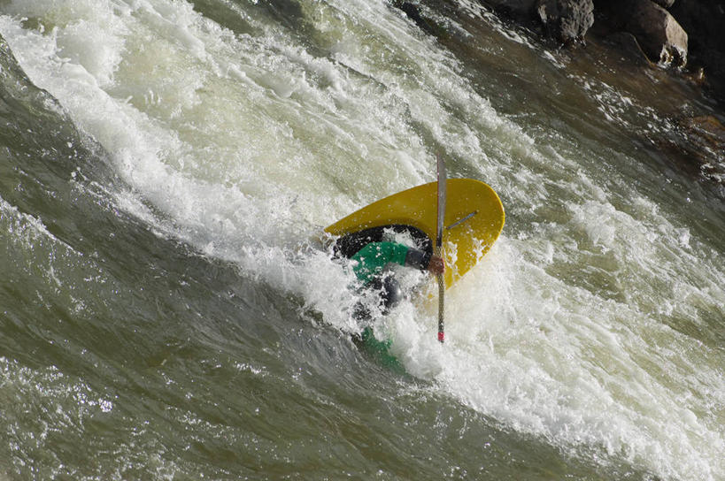 皮划艇,西方人,一个人,横图,室外,白天,侧面,运动服,锻炼,旅游,度假,运动,摔跤,河流,水,船,帽子,欧洲,欧洲人,仅一个男性,仅一个人,一艘,握,阴影,飞溅,服装,溅,光线,船桨,头盔,液体,影子,河水,水滴,水流,注视,娱乐,水珠,仅一个年轻男性,衣服,黄色,阳光,安全帽,交通工具,观察,看,享受,休闲,放松,握着,服饰,观看,摔倒,察看,衣着,穿着,关注,喷洒,意外,载具,室外运动,户外运动,事故,一顶,衣饰,男人,男性,年轻男性,白种人,彩图,全身,健身,运动装