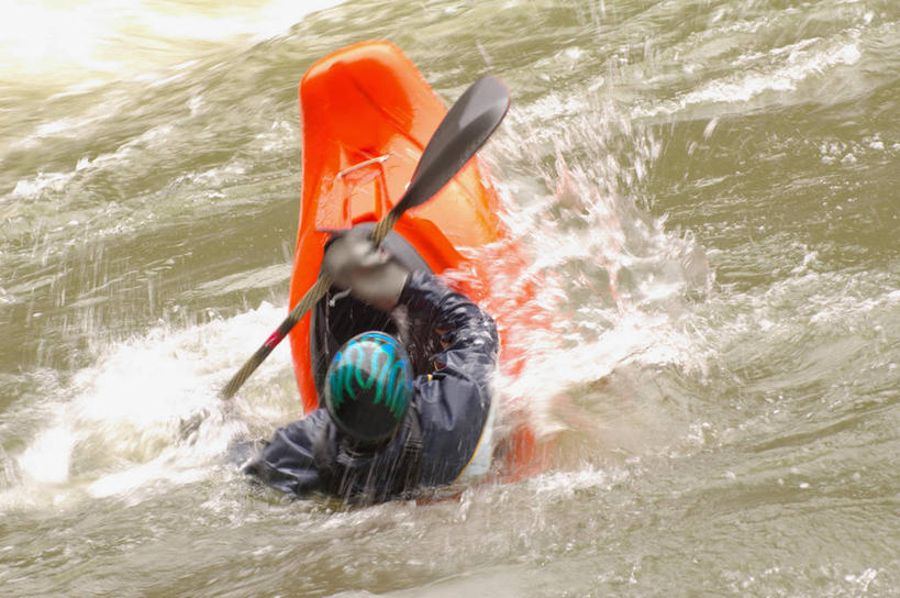 划船,皮划艇,西方人,一个人,横图,室外,白天,运动服,锻炼,旅游,度假,运动,摔跤,河流,水,船,帽子,欧洲,欧洲人,仅一个男性,仅一个人,一艘,握,阴影,飞溅,服装,溅,光线,船桨,头盔,液体,影子,河水,水滴,水流,娱乐,水珠,仅一个年轻男性,背面,衣服,阳光,安全帽,交通工具,享受,休闲,橙色,放松,握着,服饰,摔倒,衣着,穿着,喷洒,意外,载具,室外运动,户外运动,事故,一顶,衣饰,男人,男性,年轻男性,白种人,彩图,全身,健身,运动装