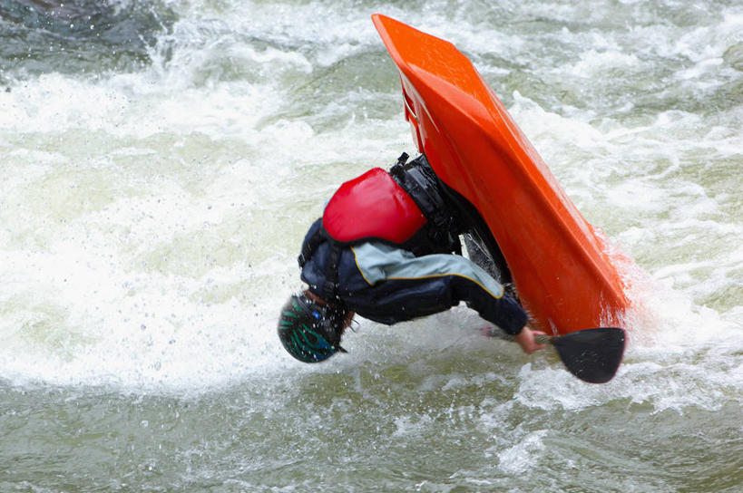 皮划艇,西方人,一个人,横图,俯视,室外,白天,运动服,锻炼,旅游,度假,运动,摔跤,河流,水,船,帽子,欧洲,欧洲人,仅一个男性,仅一个人,一艘,阴影,飞溅,服装,溅,光线,船桨,头盔,液体,影子,河水,水滴,水流,注视,娱乐,水珠,仅一个年轻男性,衣服,阳光,安全帽,交通工具,低头,观察,看,享受,休闲,橙色,放松,服饰,观看,摔倒,察看,衣着,穿着,关注,喷洒,意外,载具,室外运动,户外运动,事故,一顶,衣饰,男人,男性,年轻男性,白种人,彩图,高角度拍摄,全身,健身,运动装