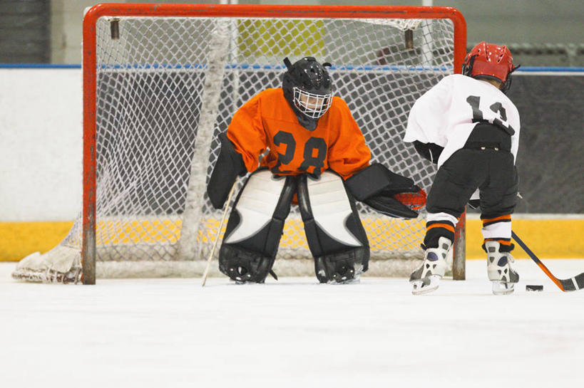 西方人,儿童,背部,两个人,运动员,体育馆,运动场,站,横图,室内,白天,正面,运动服,纯洁,安全,帽子,欧洲,欧洲人,握,阴影,服装,反射,标志,数字,头盔,文字,影子,字符,冰,防护,旱冰鞋,溜冰鞋,球棒,注视,标识,运动器械,体育场,小孩,衣服,安全帽,手套,浮冰,观察,看,站着,橙色,健身器械,寒冷,可爱,童年,童趣,握着,阿拉伯数字,服饰,观看,保护,察看,冰冷,衣着,穿着,关注,阻止,保险,健身器材,滑冰鞋,童真,烂漫,无邪,保全,周全,安稳,安定,运动馆,防护手套,严寒,阻遏,阻拦,冰凉,酷寒,凛冽,凛凛,极冷,流冰,浮冰块,衣饰,冰球棒,拦阻,拦截,平安,天真,溜冰,男孩,男人,男性,白种人,体育运动员,运动选手,站立,彩图,全身,冰刀鞋,运动器材,男生,运动装