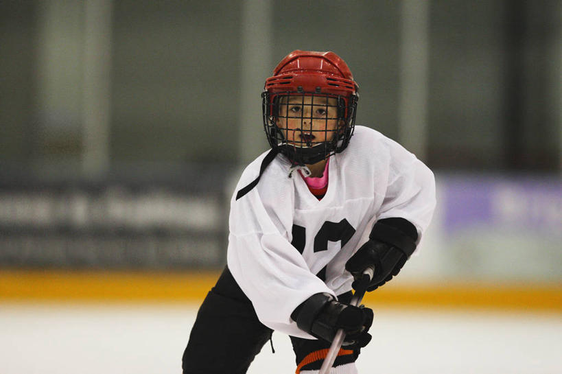 西方人,儿童,一个人,运动员,体育馆,运动场,横图,室内,白天,正面,运动服,锻炼,快乐,纯洁,安全,比赛,运动,竞争,帽子,欧洲,欧洲人,仅一个男性,仅一个人,握,阴影,服装,朦胧,模糊,反射,标志,数字,头盔,文字,影子,字符,冰,防护,旱冰鞋,溜冰鞋,球棒,注视,娱乐,标识,运动器械,体育场,小孩,衣服,安全帽,手套,浮冰,观察,看,仅一个小孩,休闲,健身器械,寒冷,可爱,童年,童趣,握着,阿拉伯数字,服饰,观看,保护,察看,冰冷,体育运动,衣着,穿着,关注,保险,健身器材,滑冰鞋,童真,烂漫,无邪,保全,周全,安稳,安定,运动馆,防护手套,严寒,冰凉,酷寒,凛冽,凛凛,极冷,流冰,浮冰块,衣饰,冰球棒,平安,体育,天真,溜冰,曲棍球比赛,曲棍球赛,男孩,男人,男性,白种人,孩子,体育运动员,运动选手,半身,彩图,健身,冰刀鞋,运动器材,男生,运动装