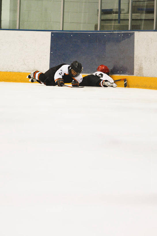 西方人,儿童,两个人,运动员,体育馆,运动场,躺,竖图,室内,白天,侧面,运动服,锻炼,快乐,纯洁,安全,比赛,运动,竞争,摔跤,曲棍球,帽子,欧洲,欧洲人,阴影,服装,反射,标志,数字,头盔,文字,影子,字符,冰,防护,旱冰鞋,溜冰鞋,冰球,冰上曲棍球,注视,娱乐,标识,运动器械,体育场,小孩,衣服,安全帽,手套,浮冰,观察,看,趴着,休闲,健身器械,寒冷,可爱,童年,童趣,阿拉伯数字,服饰,观看,保护,摔倒,察看,冰冷,体育运动,衣着,穿着,关注,意外,保险,健身器材,滑冰鞋,童真,事故,烂漫,无邪,保全,周全,安稳,安定,运动馆,防护手套,严寒,冰凉,酷寒,凛冽,凛凛,极冷,流冰,浮冰块,衣饰,班迪球,卧着,平安,体育,天真,溜冰,曲棍球比赛,曲棍球赛,曲棍球运动,男孩,男人,男性,白种人,体育运动员,运动选手,趴,躺着,卧,彩图,全身,健身,冰刀鞋,运动器材,男生,运动装