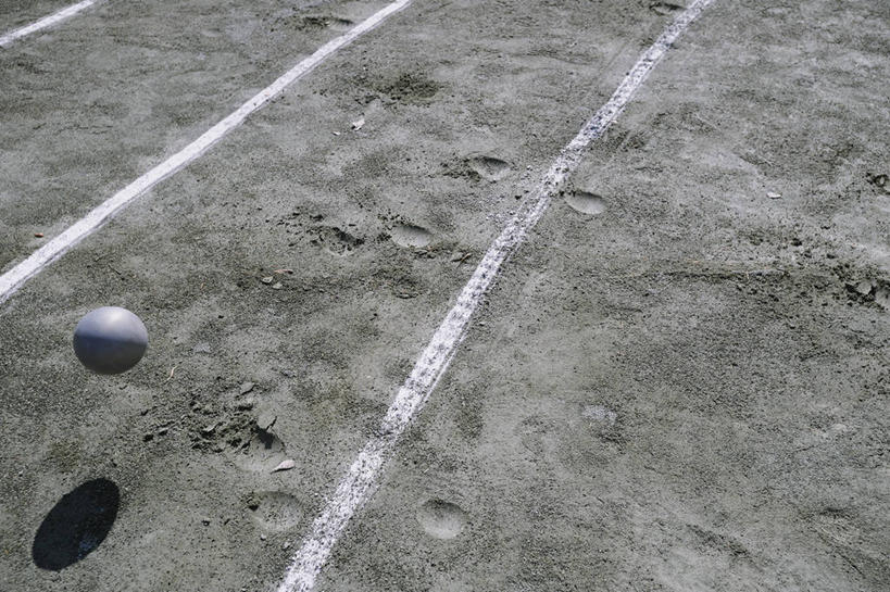 无人,体育馆,运动场,横图,室外,白天,正面,阴影,光线,影子,分界线,运动器械,体育场,一个,白色,阳光,健身器械,单个,健身器材,运动馆,铅球,彩图,运动器材