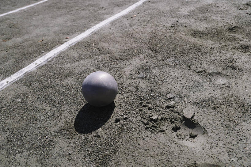 无人,体育馆,运动场,横图,俯视,室外,特写,白天,静物,阴影,光线,影子,分界线,运动器械,体育场,一个,白色,阳光,健身器械,单个,健身器材,运动馆,铅球,彩图,高角度拍摄,运动器材