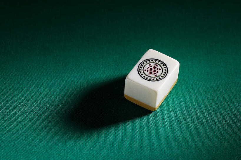 无人,横图,俯视,室内,特写,白天,游戏,赌博,贪欲,竞争,桌面,桌子,静物,玩具,绿色背景,阴影,反射,影子,玩,娱乐,饼,刺激,一个,绿色,麻将,休闲,摄影,影棚,单个,活动,筒,发泄,消遣,智力,赌具,投机,侥幸,欲望,宣泄,玩耍,嬉戏,彩图,高角度拍摄,影棚拍摄,拍摄,文钱,胜负,输赢