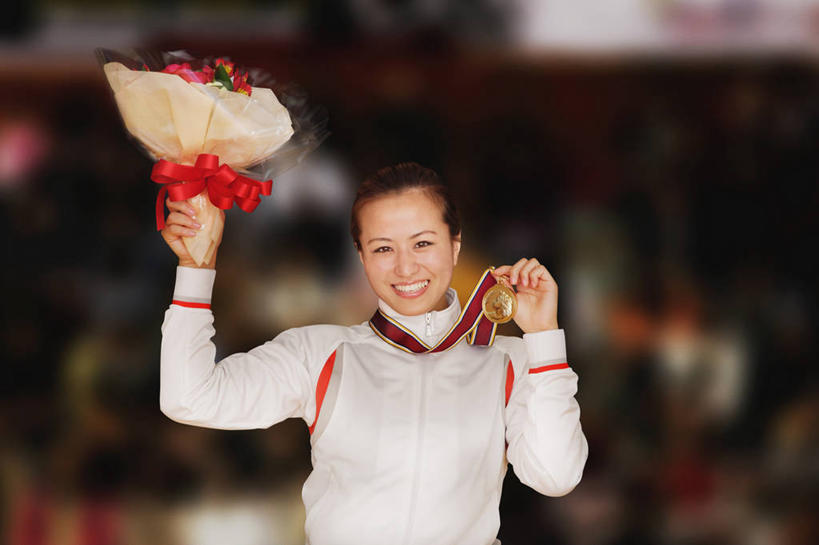 东方人,一个人,运动员,体育馆,运动场,站,举,笑,微笑,露齿笑,横图,室内,白天,正面,运动服,成功,胜利,亚洲,仅一个年轻女性,仅一个女性,仅一个人,阴影,服装,朦胧,模糊,盛开,反射,丝绸,丝带,影子,缎带,花蕾,注视,黄种人,体育场,绸带,花,花瓣,花朵,鲜花,衣服,红色,白色,花苞,花蕊,观察,看,托,站着,光彩,服饰,观看,察看,衣着,穿着,关注,奖牌,金牌,荣誉,奖品,运动馆,荣耀,衣饰,光荣,年轻女性,女人,女性,亚洲人,体育运动员,运动选手,举起,举手,举着,向上举,向上伸,向上托,站立,半身,彩图,摔跤手,摔跤运动员,运动装