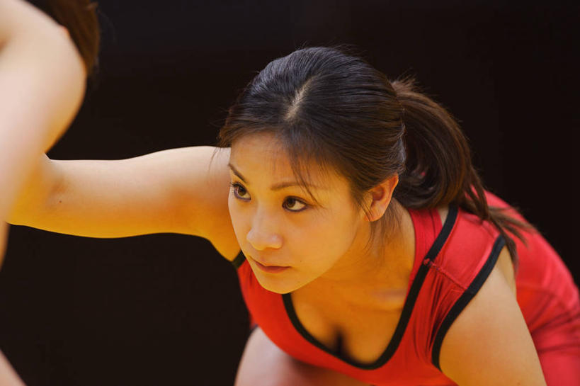 东方人,两个人,运动员,站,横图,室内,白天,正面,运动服,锻炼,快乐,比赛,运动,竞争,亚洲,弯腰,阴影,黑色背景,服装,反射,影子,注视,黄种人,娱乐,衣服,红色,观察,看,站着,休闲,服饰,观看,察看,体育运动,衣着,穿着,关注,对手,弯身,衣饰,体育,年轻女性,女人,女性,亚洲人,体育运动员,运动选手,站立,半身,彩图,健身,摔跤手,摔跤运动员,运动装