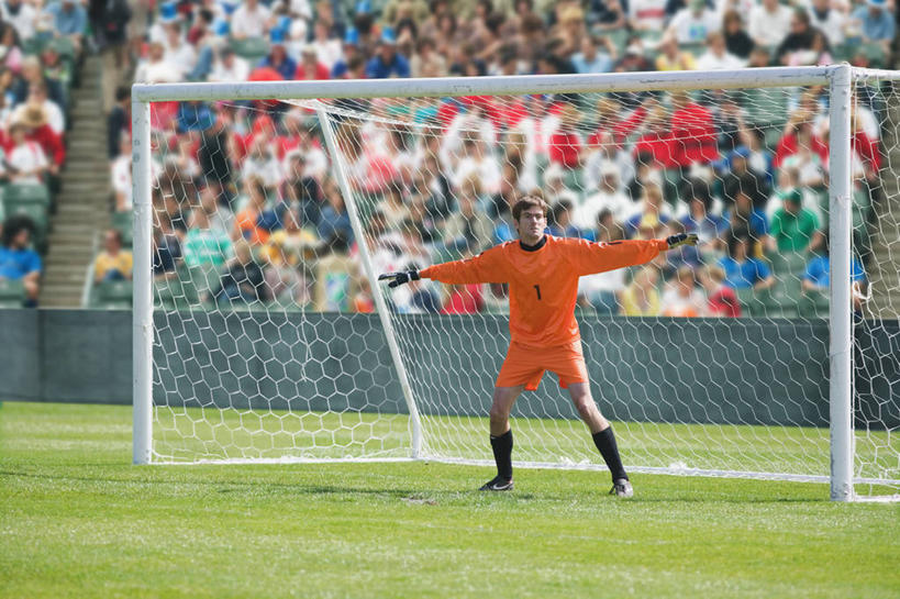 西方人,一个人,运动员,足球场,站,伸展双臂,横图,室外,白天,正面,运动服,运动鞋,安全,草地,草坪,植物,鞋子,欧洲,欧洲人,仅一个男性,仅一个人,阴影,服装,裤子,光线,球门,影子,看台,防护,足球鞋,足球运动员,注视,运动裤,座位,草,树,树木,仅一个年轻男性,衣服,绿色,阳光,自然,手套,观察,看,站着,橙色,服饰,生长,成长,观看,保护,察看,衣着,穿着,关注,保险,绿茵场,鞋钉,保全,周全,安稳,安定,防护手套,衣饰,坐位,平安,男人,男性,年轻男性,白种人,体育运动员,运动选手,敞开双臂,伸开双臂,展开双肩,站立,张开手臂,张开双臂,彩图,全身,足球比赛场地,运动装