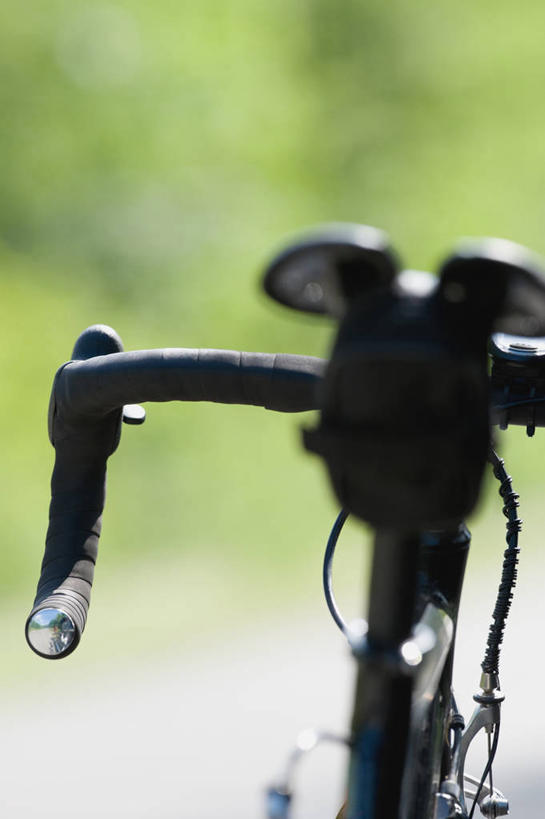 无人,竖图,室外,特写,白天,正面,草地,草坪,植物,自行车,静物,一辆,阴影,朦胧,模糊,光线,影子,山地车,车,脚踏车,草,绿色,阳光,交通工具,载具,山地自行车,彩图