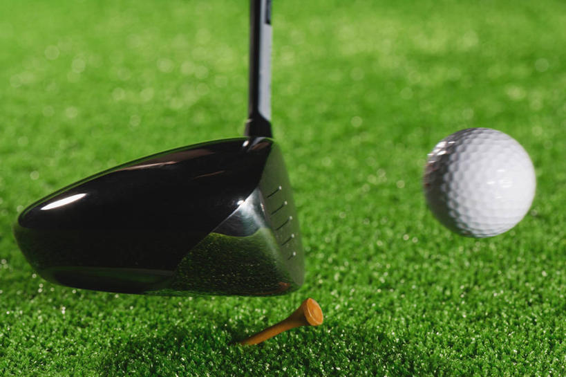 无人,横图,室外,特写,白天,正面,草地,草坪,植物,阴影,朦胧,模糊,光线,木制,高尔夫,高尔夫球,影子,球场,球座,高尔夫球场,草,树,树木,一个,绿色,阳光,自然,木制品,生长,单个,成长,支撑,高尔夫球杆,摇晃,绿茵场,高尔夫运动,高尔夫球具,支持,高尔夫球运动,彩图