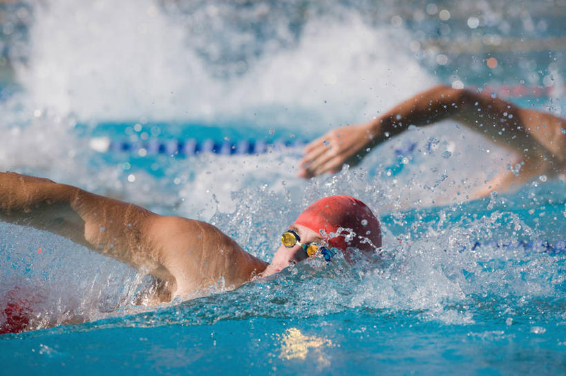 游泳,自由泳,西方人,两个人,运动员,体育馆,游泳池,横图,室外,白天,正面,锻炼,快乐,比赛,运动,竞争,水,帽子,欧洲,欧洲人,阴影,飞溅,泳帽,朦胧,模糊,溅,光线,眼镜,液体,影子,泳镜,水池,水滴,水面,分界线,注视,娱乐,泳池,裸露,水珠,阳光,游泳眼镜,观察,看,休闲,观看,察看,游泳馆,体育运动,关注,喷洒,游泳帽,裸,游泳运动员,泳道线,分道线,对手,泅水,拍浮,泳池分割线,体育,男人,男性,年轻男性,白种人,体育运动员,运动选手,半身,彩图,健身,爬泳