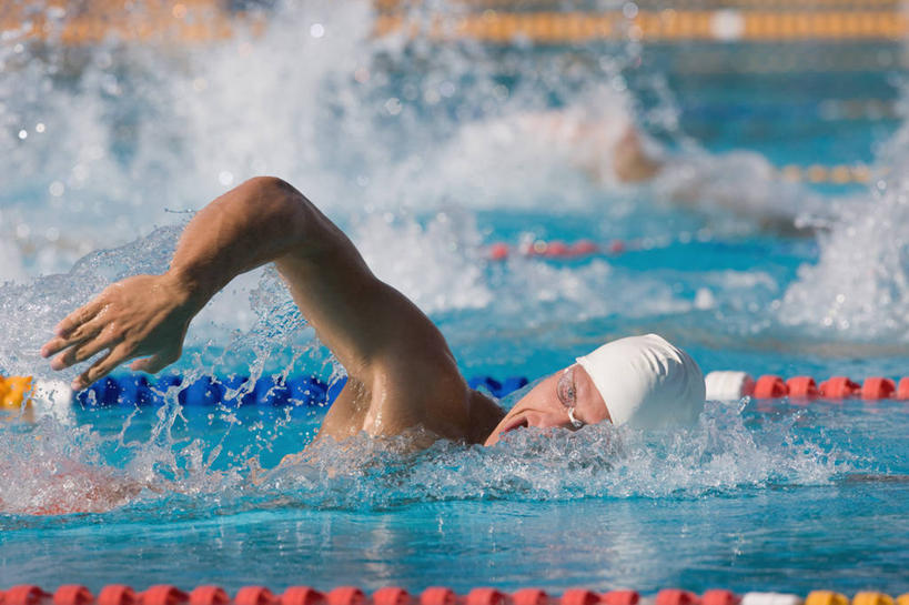 游泳,自由泳,西方人,一个人,运动员,体育馆,游泳池,举,横图,室外,白天,正面,锻炼,快乐,比赛,运动,竞争,水,帽子,欧洲,欧洲人,仅一个男性,仅一个人,一副,阴影,飞溅,泳帽,溅,光线,眼镜,液体,影子,泳镜,水池,水滴,水面,分界线,娱乐,泳池,裸露,水珠,仅一个年轻男性,阳光,游泳眼镜,托,张嘴,休闲,游泳馆,体育运动,喷洒,游泳帽,裸,游泳运动员,泳道线,分道线,张大嘴巴,一顶,泅水,拍浮,泳池分割线,体育,男人,男性,年轻男性,白种人,张开嘴,体育运动员,运动选手,举起,举手,举着,向上举,向上伸,向上托,半身,彩图,健身,爬泳