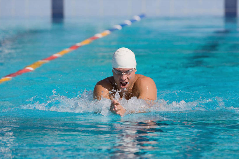 蛙泳,游泳,西方人,一个人,运动员,体育馆,游泳池,横图,室外,白天,正面,锻炼,快乐,比赛,运动,竞争,水,帽子,欧洲,欧洲人,仅一个男性,仅一个人,一副,阴影,飞溅,泳帽,溅,光线,眼镜,液体,影子,泳镜,水池,水滴,水面,分界线,注视,娱乐,泳池,裸露,水珠,仅一个年轻男性,阳光,游泳眼镜,观察,看,张嘴,休闲,观看,察看,游泳馆,体育运动,关注,喷洒,游泳帽,裸,游泳运动员,泳道线,分道线,张大嘴巴,一顶,泅水,拍浮,泳池分割线,体育,男人,男性,年轻男性,白种人,张开嘴,体育运动员,运动选手,半身,彩图,健身