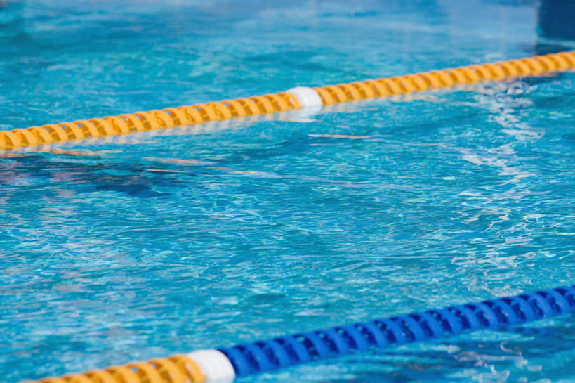 无人,游泳池,横图,俯视,室外,特写,白天,水,阴影,光线,影子,水池,水面,分界线,泳池,两个,黄色,蓝色,阳光,泳道线,分道线,泳池分割线,彩图,高角度拍摄