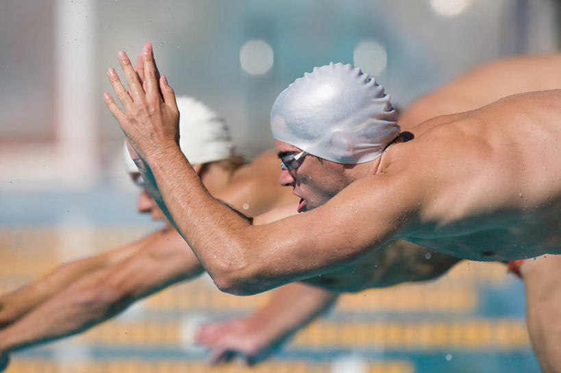 蛙泳,游泳,西方人,两个人,运动员,体育馆,游泳池,跳,举,横图,室外,白天,侧面,锻炼,快乐,比赛,运动,竞争,水,帽子,欧洲,欧洲人,阴影,飞溅,泳帽,朦胧,模糊,溅,光线,眼镜,液体,影子,泳镜,水池,水滴,水面,分界线,注视,娱乐,泳池,裸露,水珠,阳光,游泳眼镜,观察,看,托,休闲,观看,察看,游泳馆,体育运动,关注,喷洒,游泳帽,裸,游泳运动员,泳道线,分道线,对手,泅水,拍浮,泳池分割线,体育,男人,男性,年轻男性,白种人,体育运动员,运动选手,举起,举手,举着,跳跃,向上举,向上伸,向上托,半身,彩图,健身