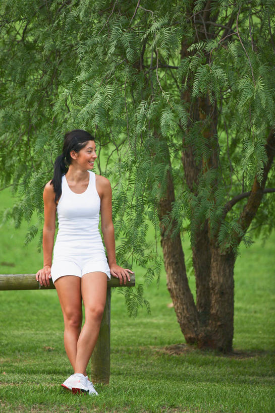 西方人,一个人,栏杆,坐,笑,微笑,竖图,室外,白天,正面,草地,草坪,树林,植物,欧洲,欧洲人,仅一个年轻女性,仅一个女性,仅一个人,阴影,服装,裤子,光线,背心,影子,围栏,扭头,注视,运动裤,护栏,草,树,树木,衣服,绿色,白色,阳光,自然,观察,看,转头,搭,服饰,生长,成长,观看,察看,衣着,穿着,搭着,关注,衣饰,年轻女性,女人,女性,白种人,坐着,彩图,全身