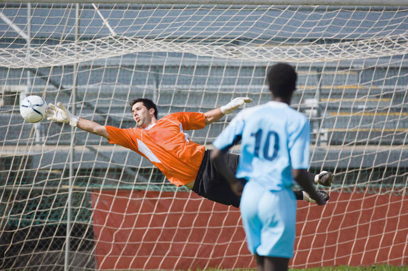 西方人,背部,两个人,运动员,足球场,栏杆,跳,横图,室外,白天,正面,运动服,锻炼,快乐,安全,比赛,运动,竞争,足球,草地,草坪,植物,欧洲,非洲,黑人,欧洲人,阴影,服装,光线,标志,球门,数字,文字,影子,字符,围栏,防护,足球装备,足球运动员,注视,娱乐,标识,运动器械,护栏,草,一个,衣服,绿色,阳光,手套,观察,看,休闲,健身器械,阿拉伯数字,服饰,单个,观看,保护,察看,体育运动,衣着,穿着,关注,阻止,保险,健身器材,绿茵场,对手,保全,周全,安稳,安定,蹴鞠,防护手套,阻遏,阻拦,衣饰,拦阻,拦截,平安,体育,足球运动,男人,男性,年轻男性,白种人,非洲人,体育运动员,运动选手,跳跃,半身,彩图,健身,足球比赛场地,运动器材,运动装