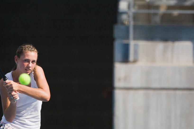 西方人,一个人,运动员,站,横图,室外,白天,正面,运动服,锻炼,快乐,比赛,运动,竞争,网球,欧洲,欧洲人,仅一个年轻女性,仅一个女性,仅一个人,握,阴影,黑色背景,服装,光线,背心,网球拍,影子,球场,网球场,球拍,网球装备,网球运动员,注视,娱乐,运动器械,场地,一个,衣服,白色,阳光,观察,看,站着,休闲,健身器械,握着,服饰,单个,观看,舞动,察看,挥舞,体育运动,衣着,穿着,关注,健身器材,衣饰,体育,网球比赛,网球赛,网球运动,年轻女性,女人,女性,白种人,体育运动员,运动选手,站立,半身,彩图,健身,网球场地,运动器材,运动装