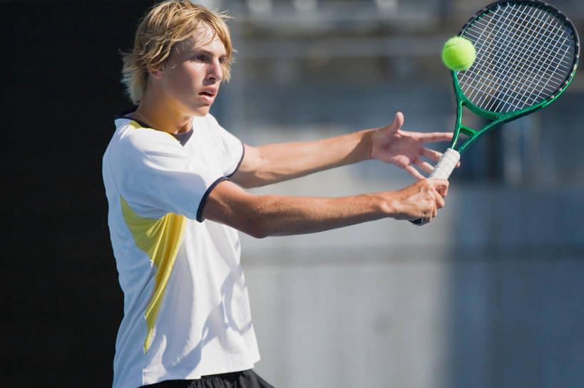 西方人,一个人,运动员,站,横图,室外,白天,正面,运动服,锻炼,快乐,比赛,运动,竞争,网球,欧洲,欧洲人,仅一个男性,仅一个人,握,阴影,服装,朦胧,模糊,光线,网球拍,影子,球场,网球场,看台,球拍,网球装备,网球运动员,注视,娱乐,运动器械,场地,座位,仅一个年轻男性,一个,衣服,阳光,观察,看,站着,休闲,健身器械,握着,服饰,单个,观看,舞动,察看,挥舞,体育运动,衣着,穿着,关注,健身器材,衣饰,坐位,体育,网球比赛,网球赛,网球运动,男人,男性,年轻男性,白种人,体育运动员,运动选手,站立,半身,彩图,健身,网球场地,运动器材,运动装