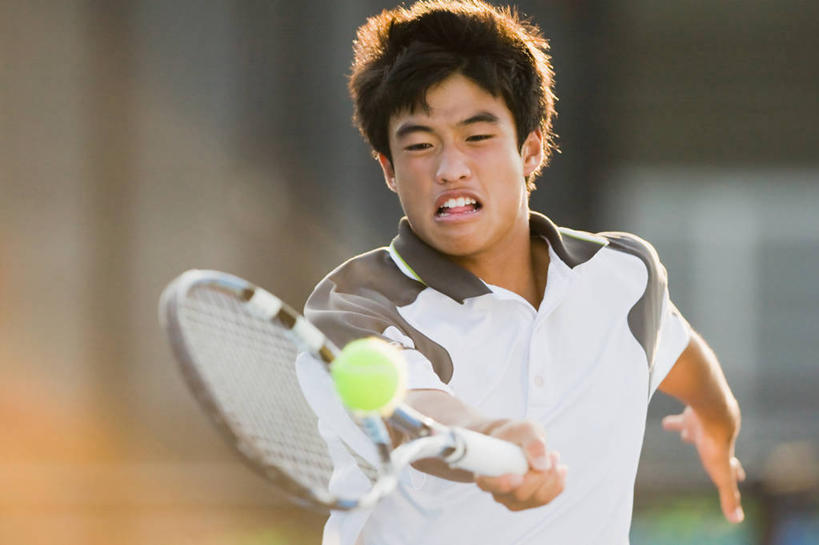 东方人,一个人,运动员,站,笑,微笑,露齿笑,横图,室外,白天,正面,运动服,锻炼,快乐,比赛,运动,竞争,网球,亚洲,仅一个男性,仅一个人,握,阴影,服装,朦胧,模糊,光线,网球拍,影子,球场,网球场,球拍,网球装备,网球运动员,注视,黄种人,娱乐,运动器械,场地,仅一个年轻男性,一个,衣服,阳光,观察,看,站着,休闲,健身器械,握着,服饰,单个,观看,察看,体育运动,衣着,穿着,关注,健身器材,衣饰,体育,网球比赛,网球赛,网球运动,男人,男性,年轻男性,亚洲人,体育运动员,运动选手,站立,半身,彩图,健身,网球场地,运动器材,运动装