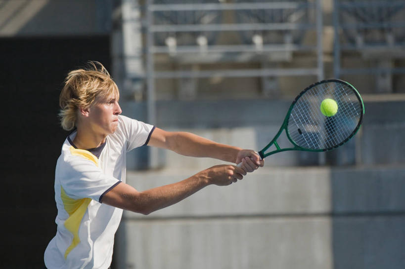 西方人,一个人,运动员,站,横图,室外,白天,侧面,运动服,锻炼,快乐,比赛,运动,竞争,网球,欧洲,欧洲人,仅一个男性,仅一个人,握,阴影,服装,朦胧,模糊,光线,网球拍,影子,看台,球拍,网球装备,网球运动员,注视,娱乐,运动器械,座位,仅一个年轻男性,一个,衣服,阳光,观察,看,站着,休闲,健身器械,握着,服饰,单个,观看,舞动,察看,挥舞,体育运动,衣着,穿着,关注,健身器材,衣饰,坐位,体育,网球比赛,网球赛,网球运动,男人,男性,年轻男性,白种人,体育运动员,运动选手,站立,半身,彩图,健身,运动器材,运动装