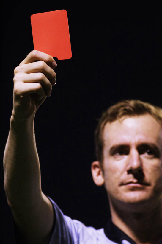 西方人,一个人,站,举,竖图,室外,夜晚,仰视,运动服,照明,欧洲,欧洲人,仅一个男性,仅一个人,仅一个中年男性,裁判,握,阴影,服装,光线,影子,灯光,警告,拿,拿着,注视,灯,衣服,灯具,观察,看,托,站着,射灯,警示,握着,服饰,观看,禁止,照亮,提醒,察看,衣着,照明设备,穿着,关注,提示,限制,惩罚,违规,犯规,红牌,衣饰,裁判员,评判员,危险,男人,男性,中年男性,白种人,举起,举手,举着,向上举,向上伸,向上托,站立,半身,彩图,低角度拍摄,领导者,组织者,运动装