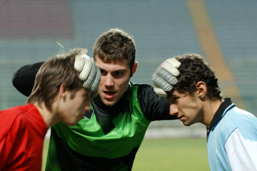 西方人,三个人,足球场,站,横图,室外,夜晚,正面,运动服,锻炼,快乐,安全,比赛,运动,竞争,草地,草坪,植物,欧洲,欧洲人,裁判,阴影,服装,朦胧,模糊,光线,影子,看台,灯光,防护,注视,娱乐,座位,草,衣服,绿色,手套,观察,看,站着,休闲,遮,遮掩,服饰,观看,保护,察看,掩盖,遮挡,体育运动,衣着,穿着,关注,保险,绿茵场,遮盖,保全,周全,安稳,安定,防护手套,掩饰,衣饰,裁判员,评判员,坐位,平安,体育,男人,男性,年轻男性,白种人,站立,半身,彩图,健身,足球比赛场地,领导者,组织者,运动装