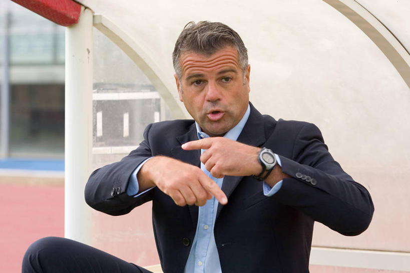 西方人,一个人,足球场,坐,横图,室外,白天,正面,西装,欧洲,欧洲人,仅一个男性,仅一个人,仅一个中年男性,指,套装,正装,时间,时钟,手表,计时,注视,职业装,方向,座位,钟表,观察,看,手势,教练,表,观看,腕表,察看,指向,食指,关注,男人,男性,中年男性,白种人,钟,坐着,半身,彩图,足球比赛场地,教练员,教练者