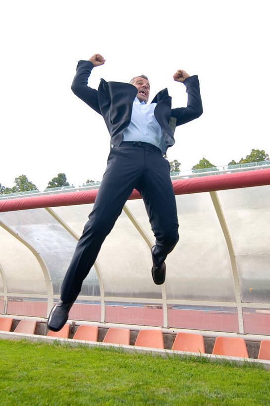 西方人,一个人,足球场,跳,竖图,室外,白天,仰视,西装,快乐,兴奋,骄傲,成功,胜利,草地,草坪,树林,植物,欧洲,欧洲人,仅一个男性,仅一个人,仅一个中年男性,阴影,套装,正装,光线,影子,半空,注视,职业装,草,树,树木,绿色,阳光,自然,观察,看,教练,自信,生长,成长,观看,察看,关注,绿茵场,男人,男性,中年男性,白种人,跳跃,彩图,低角度拍摄,全身,欢乐,开心,足球比赛场地,教练员,教练者