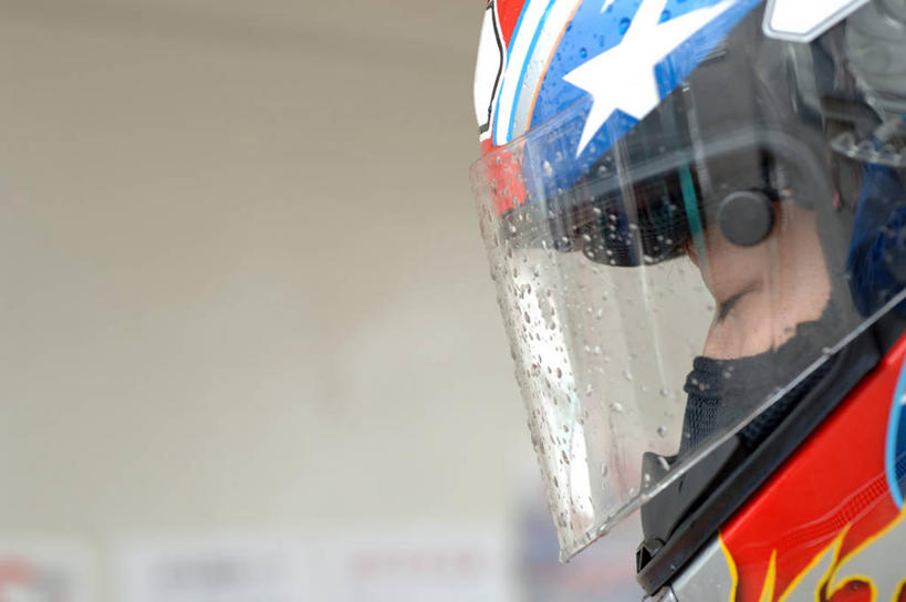 西方人,一个人,闭眼,横图,室外,白天,侧面,赌博,水,帽子,欧洲,欧洲人,仅一个男性,仅一个人,阴影,反射,头盔,液体,影子,水滴,星星,高速,刺激,仅一个年轻男性,安全帽,星形,快速,五角形,伤害,飙车,飚车,危险,男人,男性,年轻男性,白种人,五角星,闭眼睛,闭着眼,闭着眼睛,半身,彩图