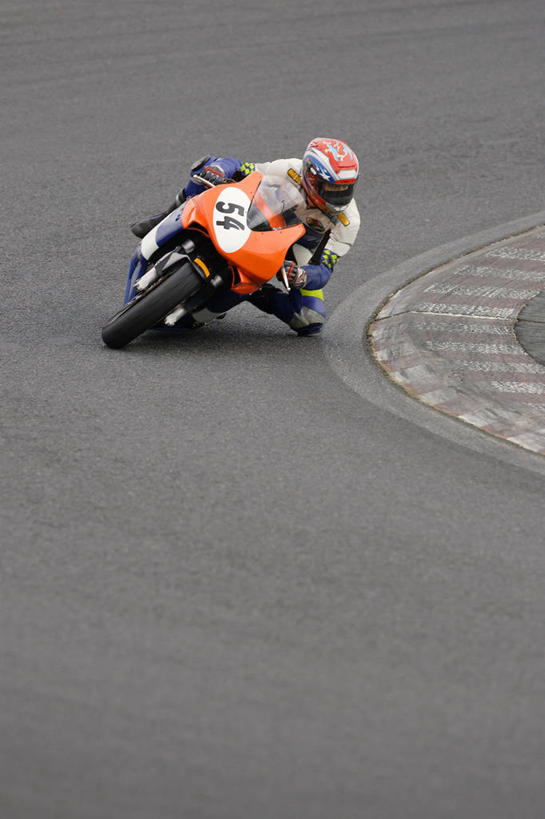 西方人,一个人,坐,竖图,室外,白天,正面,赌博,道路,路,公路,摩托车,帽子,欧洲,欧洲人,仅一个男性,仅一个人,一辆,弯腰,握,阴影,光线,头盔,影子,高速,交通,注视,刺激,车,仅一个年轻男性,阳光,安全帽,交通工具,观察,驾驶,看,行驶,握着,观看,操纵,快速,控制,察看,关注,载具,赛道,操控,弯身,把持,伤害,飙车,飚车,危险,男人,男性,年轻男性,白种人,马路,坐着,彩图,全身