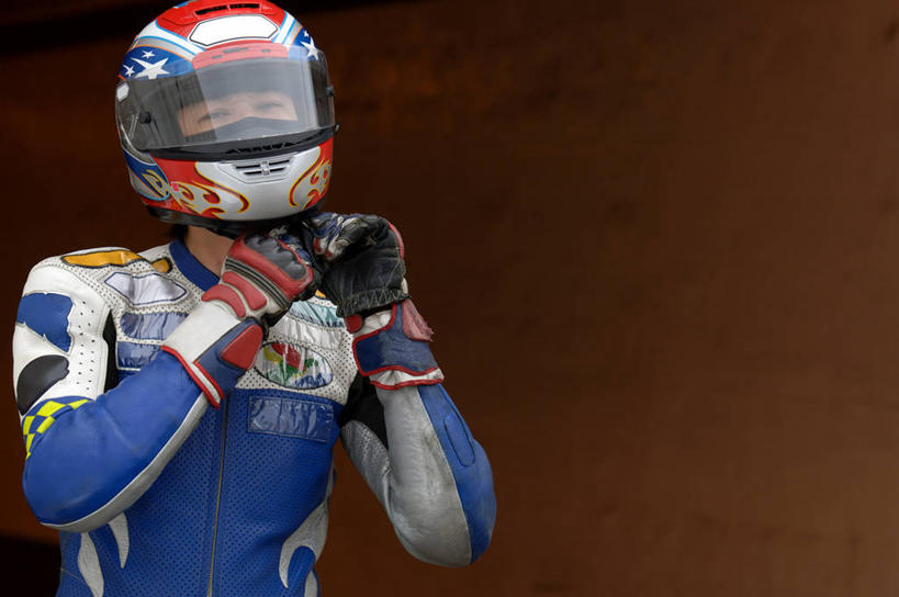 西方人,一个人,站,横图,室外,白天,正面,运动服,赌博,安全,帽子,欧洲,欧洲人,仅一个男性,仅一个人,握,阴影,服装,光线,头盔,影子,高速,防护,注视,刺激,仅一个年轻男性,衣服,阳光,安全帽,手套,观察,看,站着,握着,服饰,观看,保护,快速,察看,衣着,穿着,关注,保险,保全,周全,安稳,安定,防护手套,伤害,衣饰,飙车,飚车,平安,危险,男人,男性,年轻男性,白种人,站立,半身,彩图,运动装