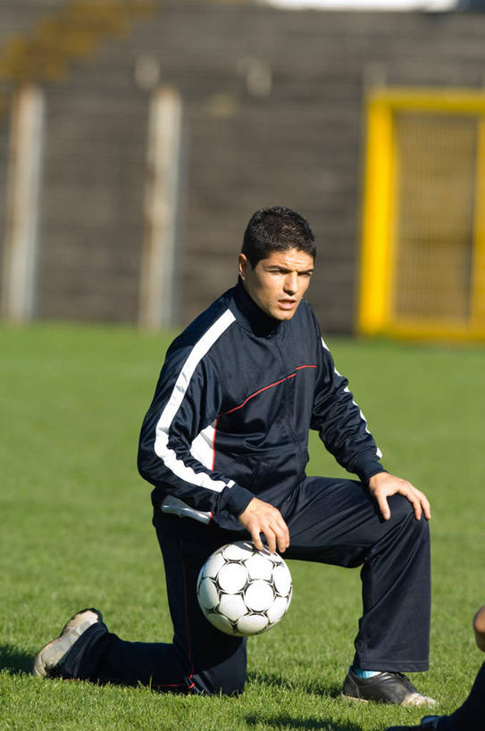 西方人,一个人,足球场,跪,竖图,室外,白天,侧面,运动服,足球,草地,草坪,植物,欧洲,欧洲人,仅一个男性,仅一个人,阴影,服装,朦胧,模糊,光线,影子,看台,足球装备,注视,运动器械,座位,草,仅一个年轻男性,一个,衣服,绿色,阳光,观察,看,教练,健身器械,服饰,单个,观看,拍打,察看,衣着,穿着,关注,健身器材,绿茵场,蹴鞠,衣饰,坐位,足球运动,男人,男性,年轻男性,白种人,跪着,彩图,全身,足球比赛场地,教练员,教练者,运动器材,运动装