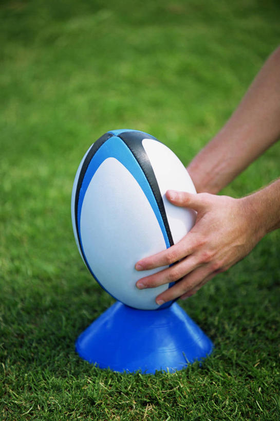 西方人,手,一个人,运动员,竖图,俯视,室外,特写,白天,橄榄球,草地,草坪,植物,欧洲,欧洲人,双手,仅一个男性,仅一个人,握,阴影,朦胧,模糊,光线,影子,球座,速度,运动器械,草,仅一个年轻男性,一个,绿色,阳光,手部,健身器械,力量,平衡,握着,单个,支撑,协调,健身器材,橄榄球运动员,灵敏,柔韧,美式橄榄球,耐力,支持,美式足球,男人,男性,年轻男性,白种人,体育运动员,运动选手,半身,彩图,高角度拍摄,运动器材