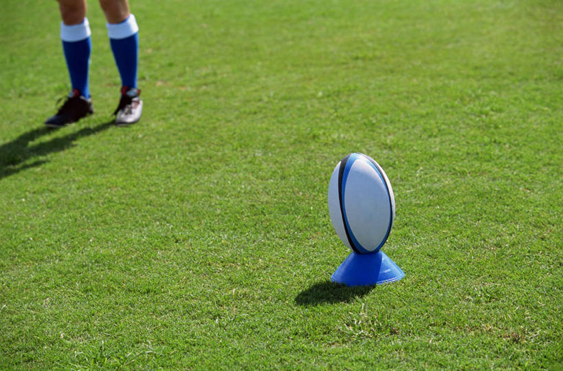 西方人,一个人,运动员,站,横图,俯视,室外,白天,运动鞋,橄榄球,草地,草坪,植物,鞋子,欧洲,欧洲人,仅一个男性,仅一个人,阴影,光线,影子,球座,速度,运动器械,袜子,草,仅一个年轻男性,一个,绿色,阳光,站着,健身器械,力量,平衡,单个,休闲鞋,长袜,支撑,协调,健身器材,橄榄球运动员,灵敏,长筒袜,柔韧,美式橄榄球,耐力,支持,长统袜,美式足球,男人,男性,年轻男性,白种人,体育运动员,运动选手,站立,半身,彩图,高角度拍摄,运动器材