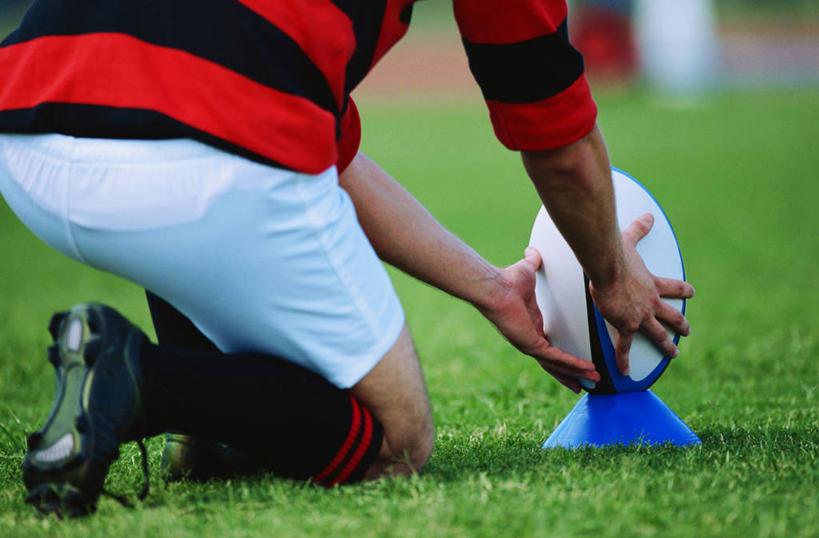 西方人,一个人,运动员,跪,横图,室外,白天,运动服,橄榄球,草地,草坪,植物,欧洲,欧洲人,仅一个男性,仅一个人,握,阴影,服装,光线,影子,球座,速度,拿,拿着,运动器械,草,仅一个年轻男性,一个,背面,衣服,绿色,阳光,健身器械,力量,平衡,握着,服饰,单个,支撑,协调,衣着,穿着,健身器材,橄榄球运动员,灵敏,柔韧,美式橄榄球,耐力,衣饰,支持,美式足球,男人,男性,年轻男性,白种人,体育运动员,运动选手,跪着,半身,彩图,运动器材,运动装