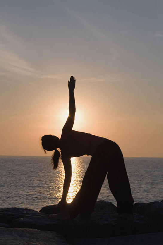 西方人,一个人,站,举,伸展双臂,竖图,室外,白天,锻炼,瑜伽,运动,海浪,海洋,石头,日落,沙滩,欧洲,欧洲人,仅一个年轻女性,仅一个女性,仅一个人,弯腰,阴影,服装,光线,背心,沙子,石子,影子,海岸,浪花,水平线,晚霞,霞光,落日,辽阔,海平线,沙地,背光,背面,衣服,阳光,海水,黄昏,托,站着,广阔,彩霞,养生,服饰,张开双腿,一望无际,衣着,穿着,逆光,海景,弯身,衣饰,无边无际,一马平川,夕照,薄暮,展开双腿,体育,年轻女性,女人,女性,白种人,大海,风浪,海,海水的波动,海滩,近岸浪,石块,岩石,涌浪,夕阳,敞开双臂,举起,举手,举着,伸开双臂,向上举,向上伸,向上托,展开双肩,站立,张开手臂,张开双臂,彩图,全身,健身,傍晚,三角形式,三角式,水天相接,水天一线,斜阳,伸展双腿