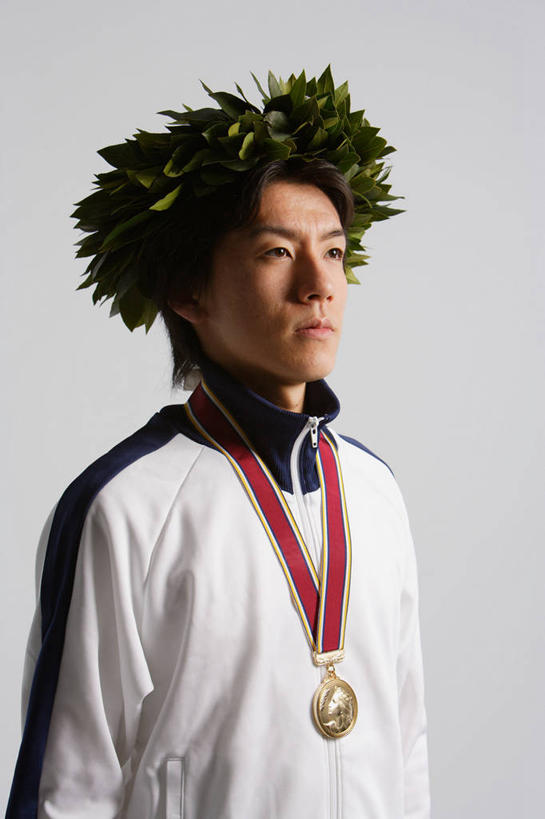 东方人,一个人,运动员,站,竖图,室内,白天,正面,运动服,成功,胜利,叶子,亚洲,仅一个男性,仅一个人,灰色背景,服装,绿叶,枝条,注视,黄种人,树枝,仅一个年轻男性,衣服,观察,看,站着,嫩叶,光彩,摄影,服饰,影棚,观看,察看,象征,衣着,草本,穿着,关注,奖牌,金牌,荣誉,奖品,桂冠,月桂叶,香叶,杰出,荣耀,天竺桂,香桂叶,桂叶,衣饰,虬枝,枝杈,光荣,月桂,男人,男性,年轻男性,亚洲人,叶,叶片,体育运动员,运动选手,站立,半身,彩图,影棚拍摄,拍摄,运动装