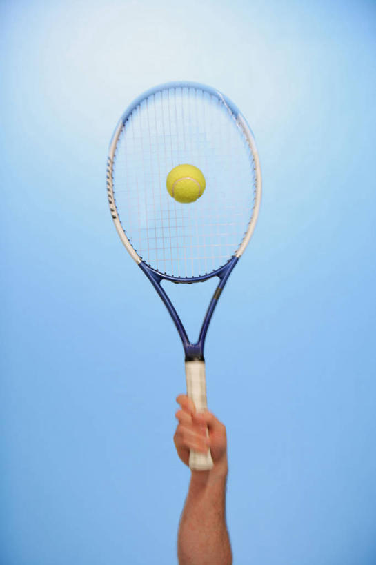 东方人,手,一个人,运动员,举,竖图,室内,特写,白天,正面,网球,亚洲,仅一个男性,仅一个人,握,蓝色背景,网球拍,球拍,网球装备,拿,网球运动员,拿着,黄种人,运动器械,仅一个年轻男性,托,手部,健身器械,握着,摄影,影棚,单手,健身器材,网球运动,男人,男性,年轻男性,亚洲人,体育运动员,运动选手,举起,举手,举着,向上举,向上伸,向上托,半身,彩图,影棚拍摄,拍摄,运动器材