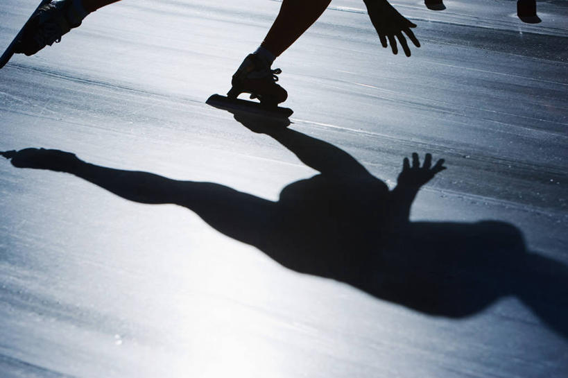 西方人,一个人,运动员,体育馆,运动场,横图,俯视,室内,白天,运动服,欧洲,欧洲人,仅一个男性,仅一个人,弯腰,服装,冰,旱冰鞋,溜冰鞋,速滑,背光,体育场,仅一个年轻男性,衣服,浮冰,寒冷,服饰,张开双腿,冰冷,衣着,穿着,滑冰鞋,逆光,溜冰场,弯身,运动馆,严寒,冰凉,酷寒,凛冽,凛凛,极冷,流冰,浮冰块,衣饰,展开双腿,速度滑冰,溜冰,男人,男性,年轻男性,白种人,体育运动员,运动选手,半身,彩图,高角度拍摄,冰刀鞋,伸展双腿,运动装