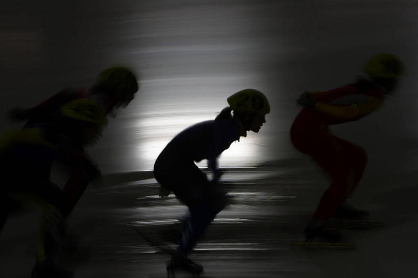 西方人,三个人,运动员,体育馆,运动场,横图,室内,白天,侧面,运动服,锻炼,快乐,比赛,运动,竞争,帽子,欧洲,欧洲人,弯腰,服装,朦胧,模糊,头盔,冰,旱冰鞋,溜冰鞋,速滑,背光,娱乐,体育场,衣服,安全帽,浮冰,休闲,寒冷,服饰,张开双腿,冰冷,体育运动,衣着,穿着,滑冰鞋,逆光,溜冰场,弯身,运动馆,严寒,冰凉,酷寒,凛冽,凛凛,极冷,流冰,浮冰块,衣饰,展开双腿,速度滑冰,体育,溜冰,男人,男性,年轻男性,白种人,体育运动员,运动选手,半身,彩图,健身,冰刀鞋,伸展双腿,运动装