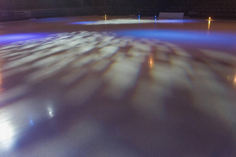 无人,体育馆,运动场,横图,室内,夜晚,正面,照明,阴影,朦胧,模糊,光线,彩灯,影子,灯光,体育场,灯,灯具,花灯,照亮,照明设备,溜冰场,运动馆,彩图