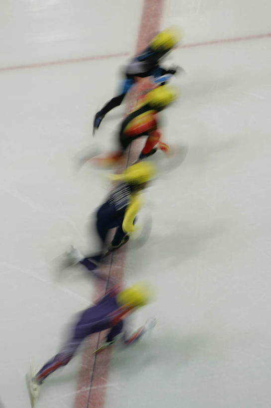 西方人,四个人,体育馆,运动场,竖图,俯视,室内,白天,运动服,锻炼,快乐,比赛,运动,竞争,帽子,欧洲,欧洲人,奔驰,服装,朦胧,模糊,头盔,冰,旱冰鞋,溜冰鞋,速滑,注视,娱乐,体育场,衣服,安全帽,浮冰,奔跑,观察,看,休闲,寒冷,服饰,观看,张开双腿,察看,冰冷,体育运动,衣着,穿着,关注,滑冰鞋,溜冰场,运动馆,严寒,冰凉,酷寒,凛冽,凛凛,极冷,流冰,浮冰块,衣饰,展开双腿,速度滑冰,体育,溜冰,男人,男性,年轻男性,白种人,彩图,高角度拍摄,全身,健身,冰刀鞋,伸展双腿,运动装