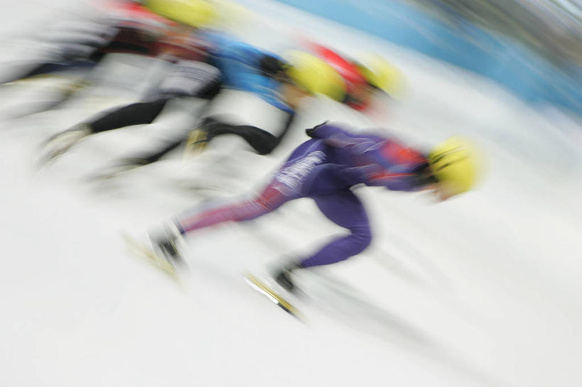 西方人,四个人,体育馆,运动场,横图,俯视,室内,白天,运动服,锻炼,快乐,比赛,运动,竞争,帽子,欧洲,欧洲人,奔驰,服装,朦胧,模糊,头盔,冰,旱冰鞋,溜冰鞋,速滑,注视,娱乐,体育场,衣服,安全帽,浮冰,奔跑,观察,看,休闲,寒冷,服饰,观看,张开双腿,察看,冰冷,体育运动,衣着,穿着,关注,滑冰鞋,溜冰场,运动馆,严寒,冰凉,酷寒,凛冽,凛凛,极冷,流冰,浮冰块,衣饰,展开双腿,速度滑冰,体育,溜冰,男人,男性,年轻男性,白种人,彩图,高角度拍摄,全身,健身,冰刀鞋,伸展双腿,运动装