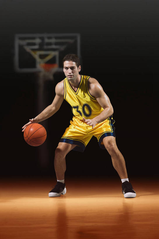 西方人,一个人,运动员,体育馆,站,举,竖图,室内,白天,正面,运动服,篮球,欧洲,欧洲人,仅一个男性,仅一个人,握,服装,标志,篮球框,数字,文字,字符,篮球场,球场,篮球装备,篮球运动员,注视,标识,运动器械,场地,仅一个年轻男性,一个,衣服,黄色,观察,看,托,站着,篮球馆,健身器械,篮球网,握着,阿拉伯数字,服饰,单个,观看,张开双腿,察看,衣着,穿着,关注,健身器材,篮球运动,篮球板,运动馆,衣饰,展开双腿,男人,男性,年轻男性,白种人,体育运动员,运动选手,举起,举手,举着,向上举,向上伸,向上托,站立,彩图,全身,篮球场地,室内篮球场,室内篮球馆,运动器材,伸展双腿,运动装